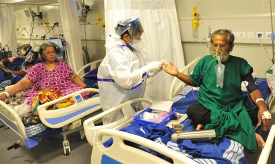 当地时间2021年4月30日，新冠患者在印度班加罗尔的一家医院接受治疗。印度卫生部5月1日公布的数据显示，该国较前一日新增新冠确诊病例401993例，累计确诊19164969例；新增死亡病例3523例，累计死亡211853例。